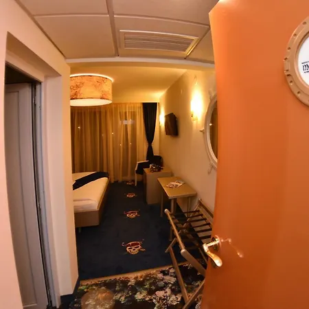 Pirates מאמאיה